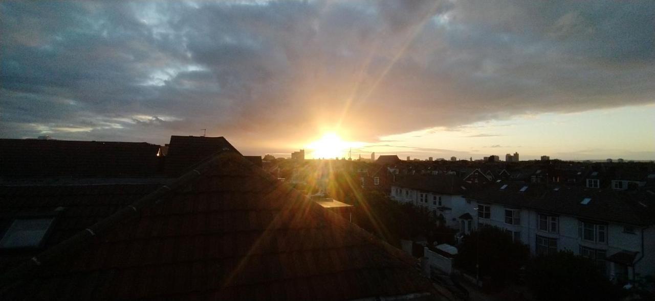 Southsea Royale Bond 3 Bed Cool Penthouse, Seafront Parking Apartment *