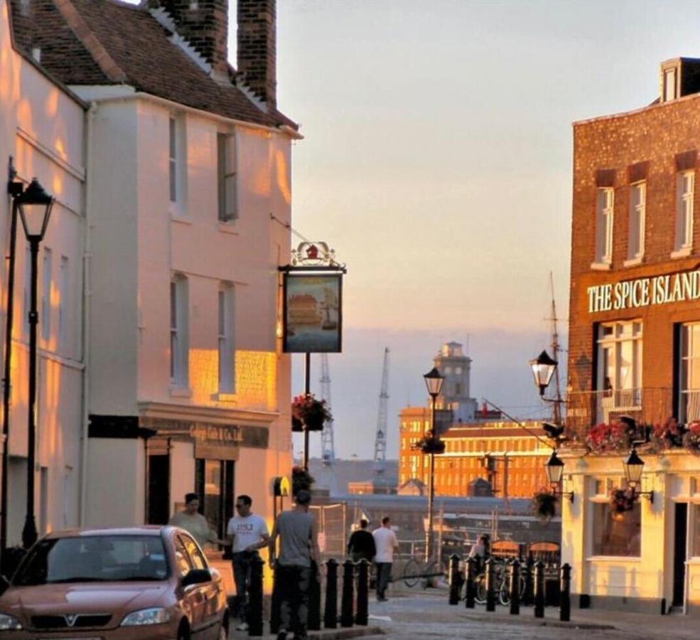 Bright 2 Bedroom In Southsea. 8 Min Walk To Seafront Apartment *