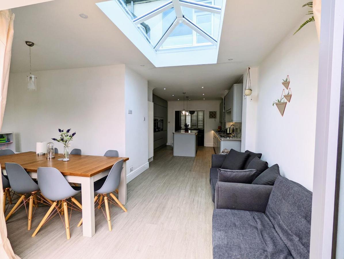 Bright Haven: 4-bed With Garden, Spa & Parking Holiday home