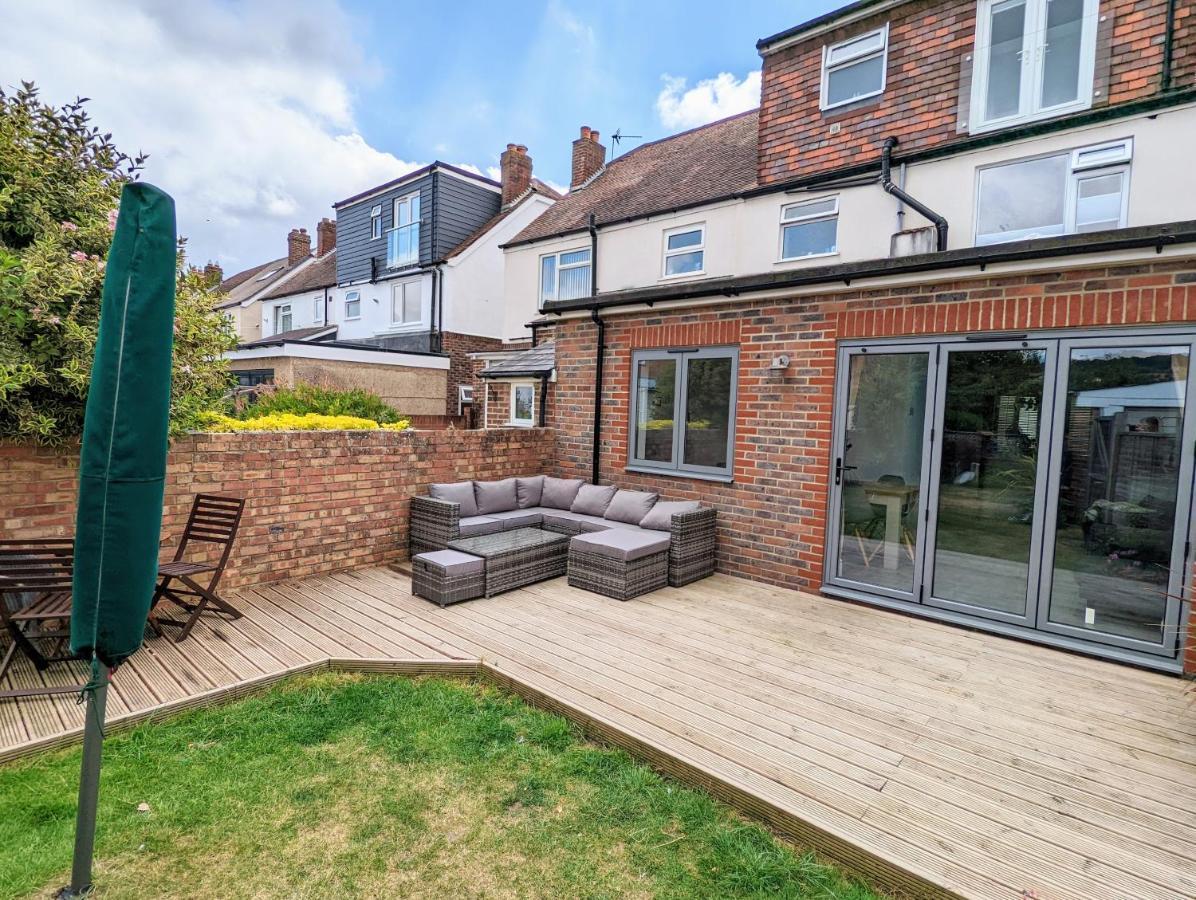 Bright Haven: 4-bed With Garden, Spa & Parking Holiday home Portsmouth