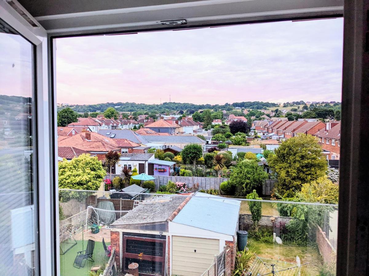 Holiday home Bright Haven: 4-bed With Garden, Spa & Parking *