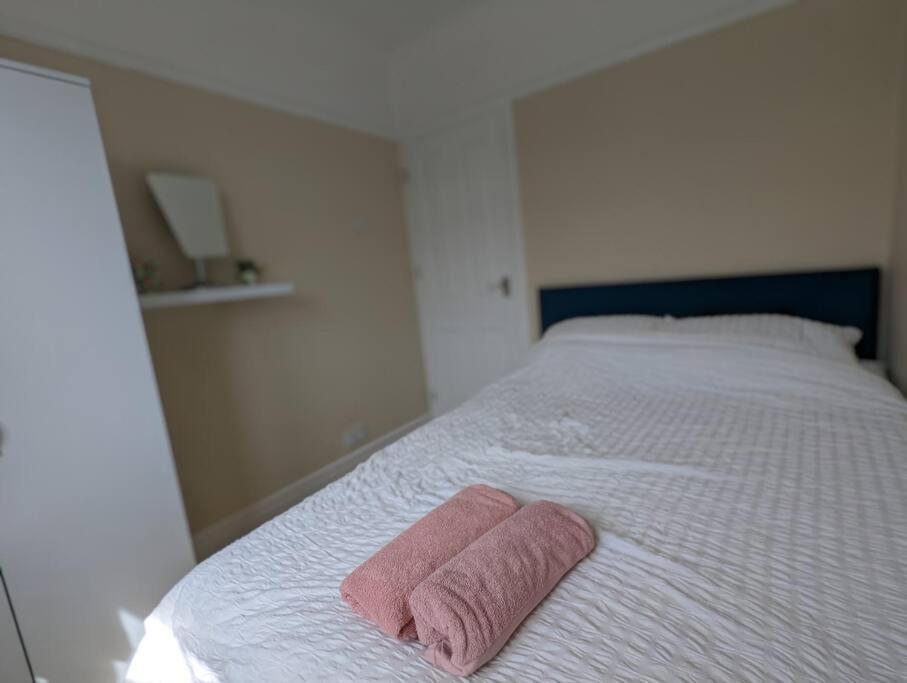 Bright Haven: 4-bed With Garden, Spa & Parking Holiday home *