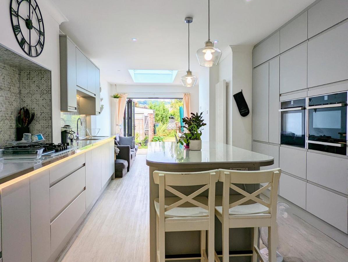 Holiday home Bright Haven: 4-bed With Garden, Spa & Parking *