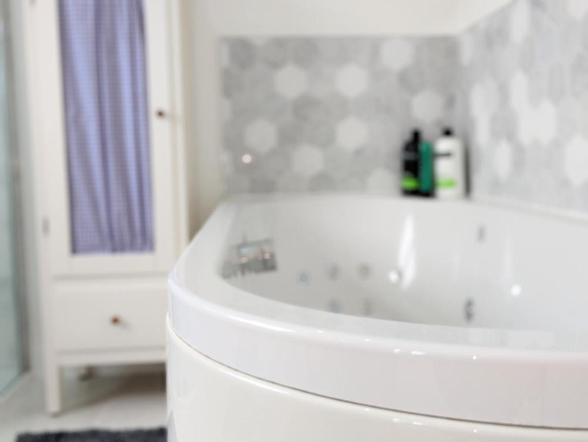 Bright Haven: 4-bed With Garden, Spa & Parking