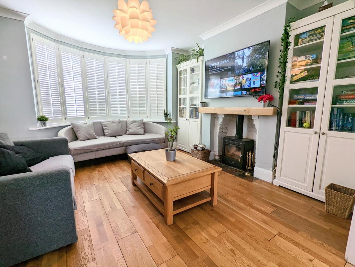 Bright Haven: 4-bed With Garden, Spa & Parking Holiday home
