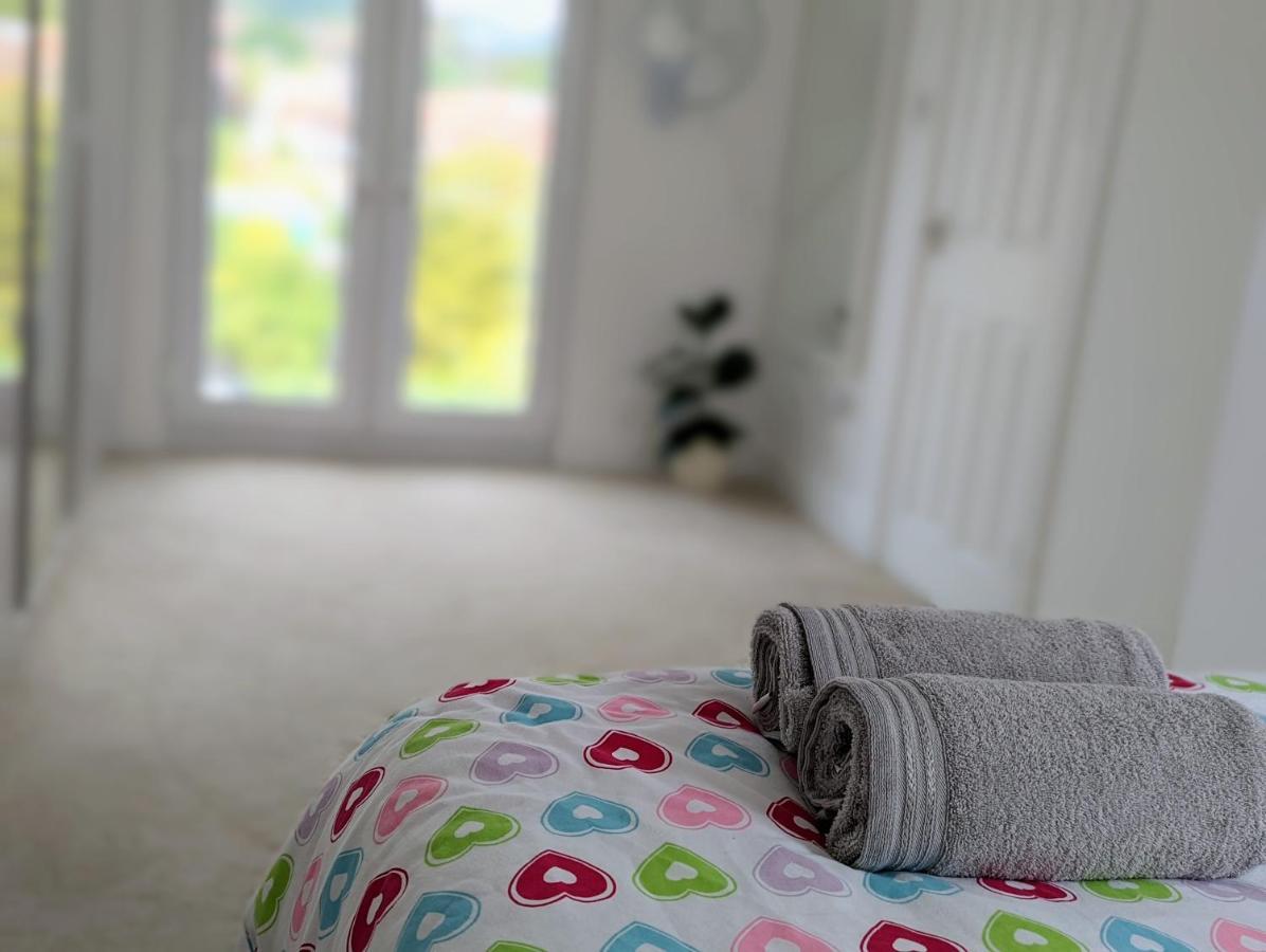 Bright Haven: 4-bed With Garden, Spa & Parking Holiday home Portsmouth