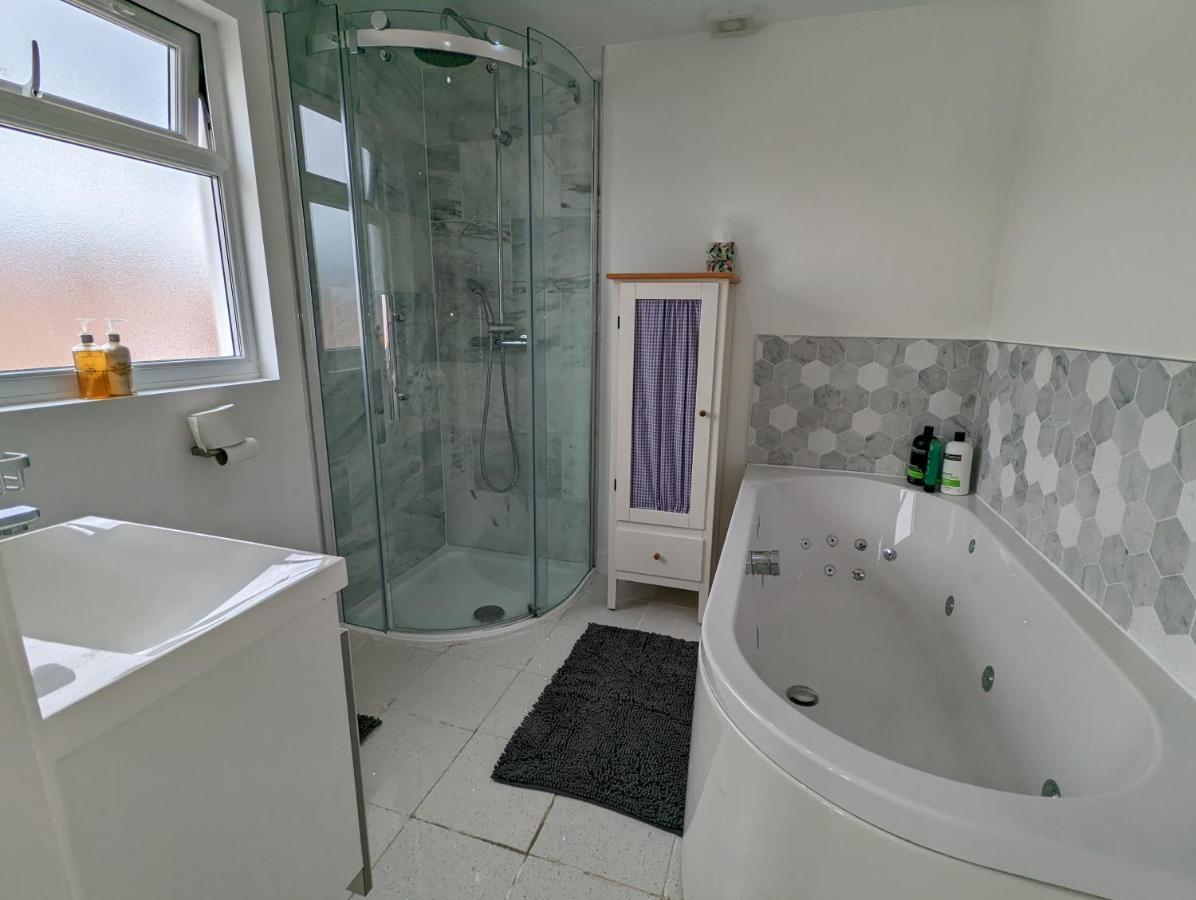Bright Haven: 4-bed With Garden, Spa & Parking Portsmouth