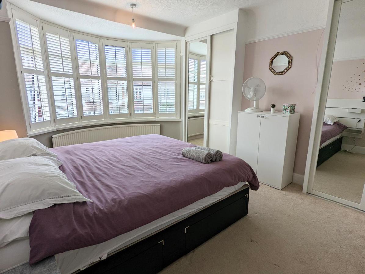 Bright Haven: 4-bed With Garden, Spa & Parking Holiday home Portsmouth