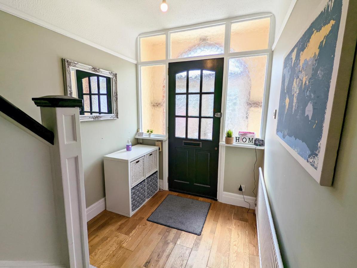 Bright Haven: 4-bed With Garden, Spa & Parking