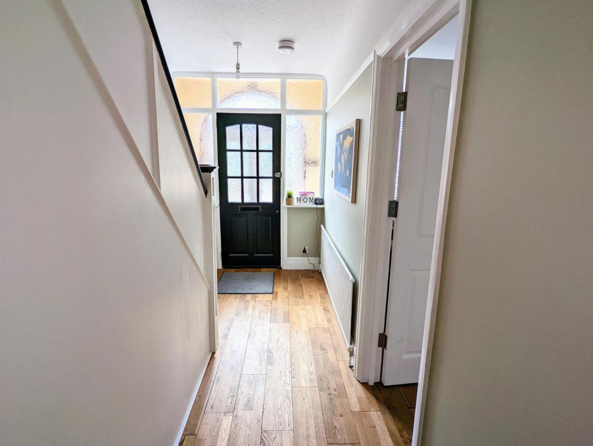 Bright Haven: 4-bed With Garden, Spa & Parking Holiday home
