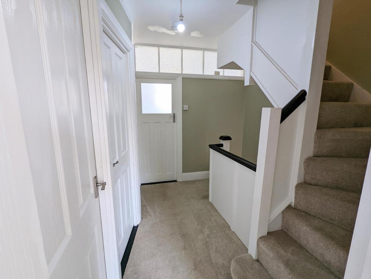 Bright Haven: 4-bed With Garden, Spa & Parking