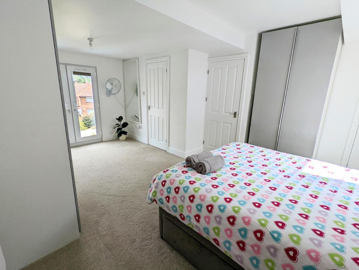 Holiday home Bright Haven: 4-bed With Garden, Spa & Parking *