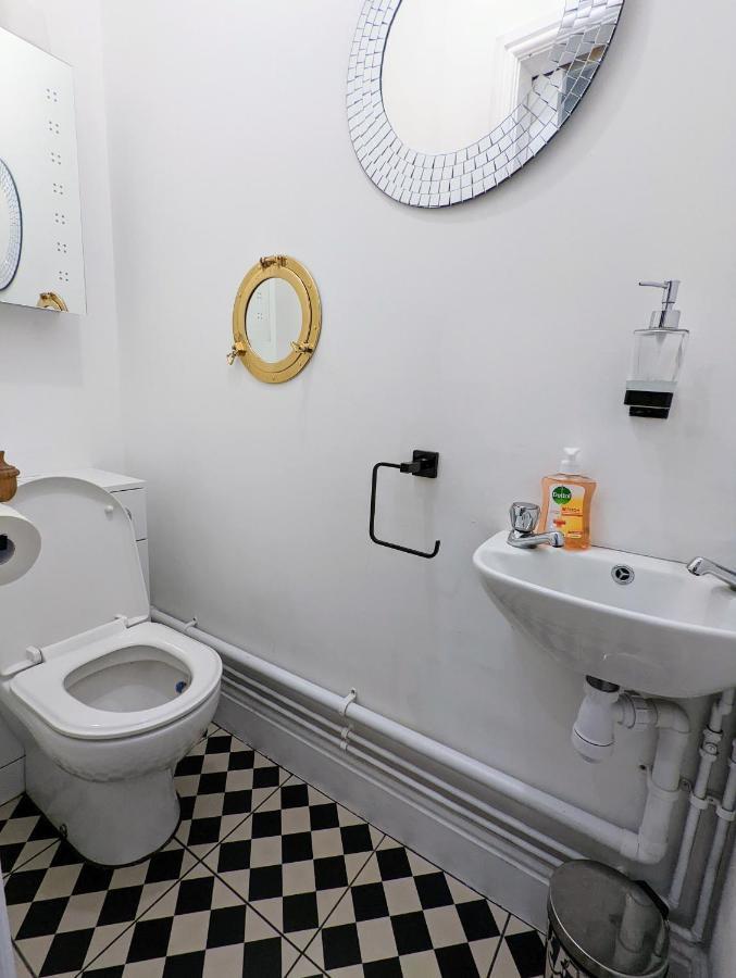 Bright Haven: 4-bed With Garden, Spa & Parking Holiday home Portsmouth