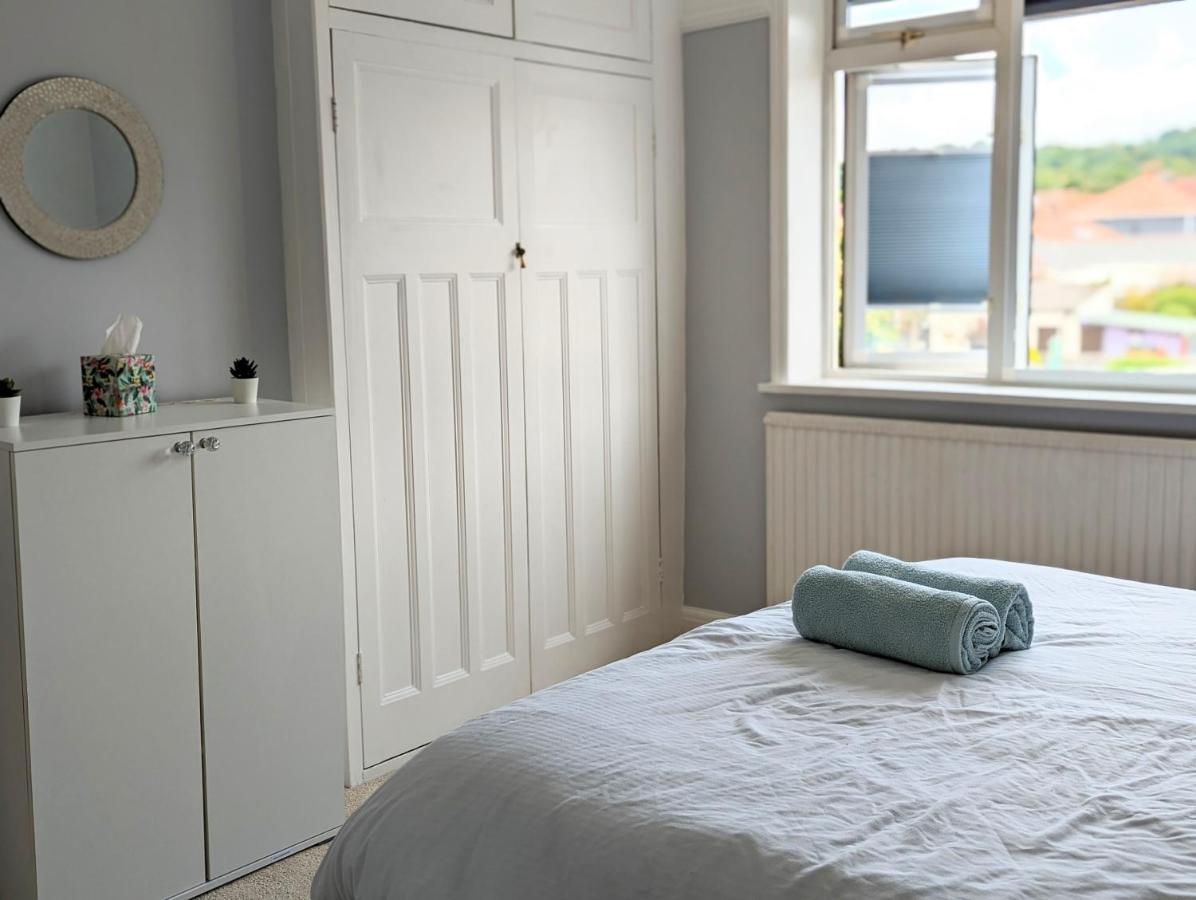 Holiday home Bright Haven: 4-bed With Garden, Spa & Parking *