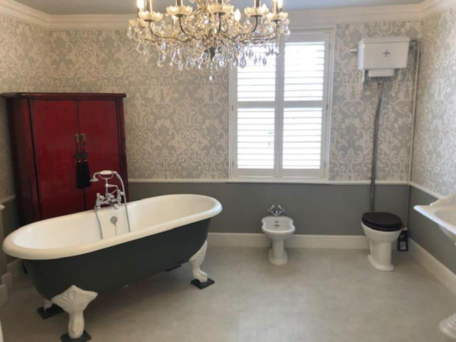 Villa Luxury 2 Bed Georgian Townhouse, Old Portsmouth