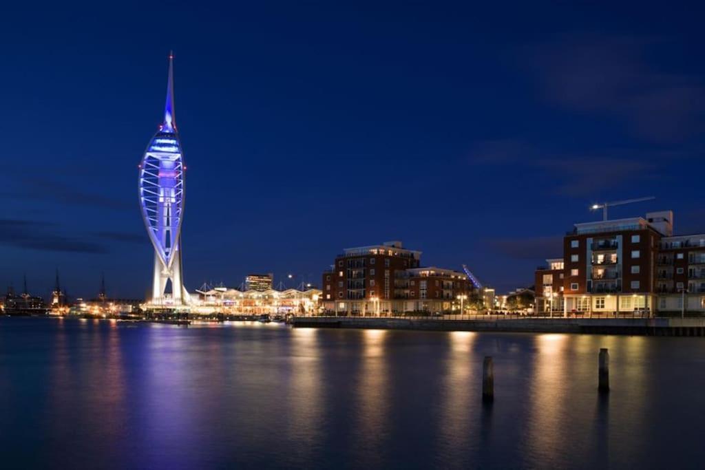 Stylish City Studio, In Gunwharf! Apartment *