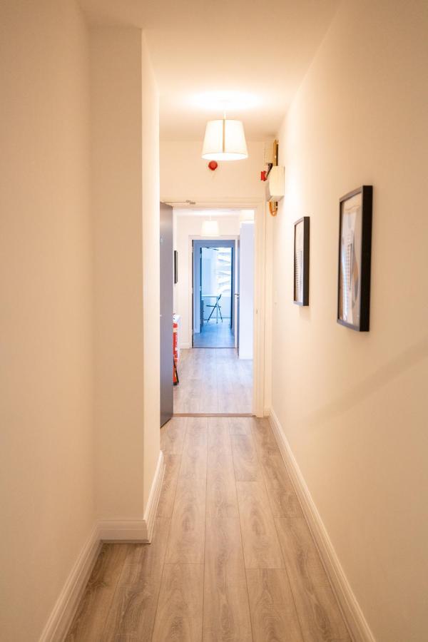 4 Bed, 3 Bath In Centre Apartment *