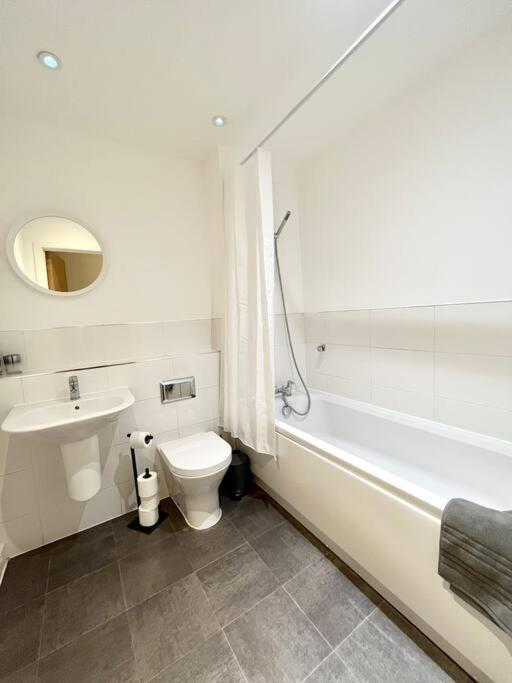 Apartment Spacious 2 Bed Ground Floor Apartment, Free Parking, Close To Historic Dockyard & Gunwharf Quays Portsmouth