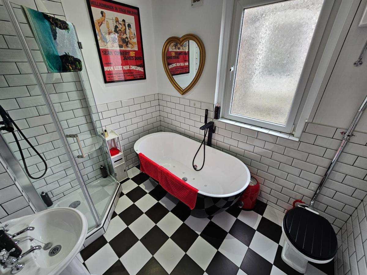 Southsea Royale Bond 3 Bed Cool Penthouse, Seafront Parking Apartment Portsmouth