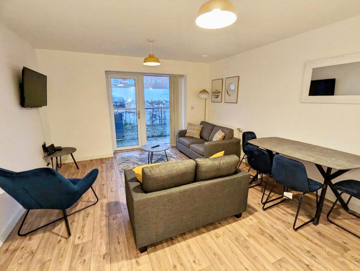 Spacious 2 Bed Ground Floor Apartment, Free Parking, Close To Historic Dockyard & Gunwharf Quays Apartment