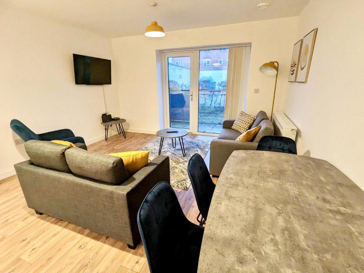 Spacious 2 Bed Ground Floor Apartment, Free Parking, Close To Historic Dockyard & Gunwharf Quays Apartment Portsmouth