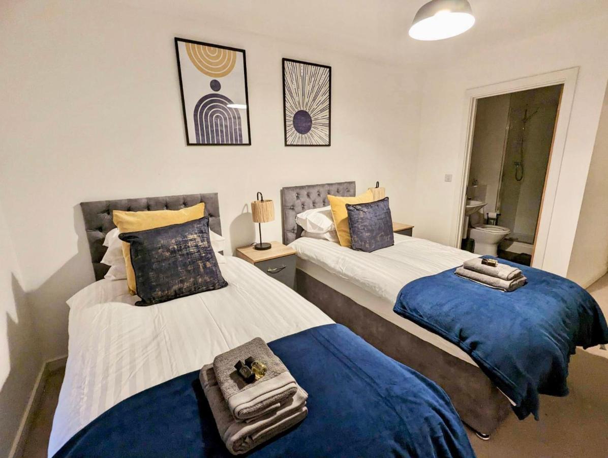 Spacious 2 Bed Ground Floor Apartment, Free Parking, Close To Historic Dockyard & Gunwharf Quays Portsmouth