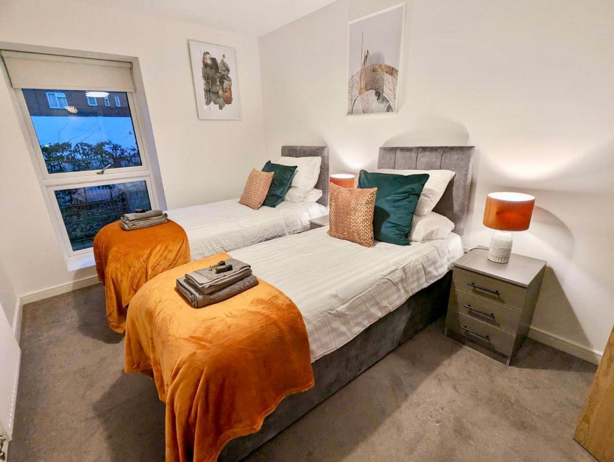 Spacious 2 Bed Ground Floor Apartment, Free Parking, Close To Historic Dockyard & Gunwharf Quays Apartment Portsmouth