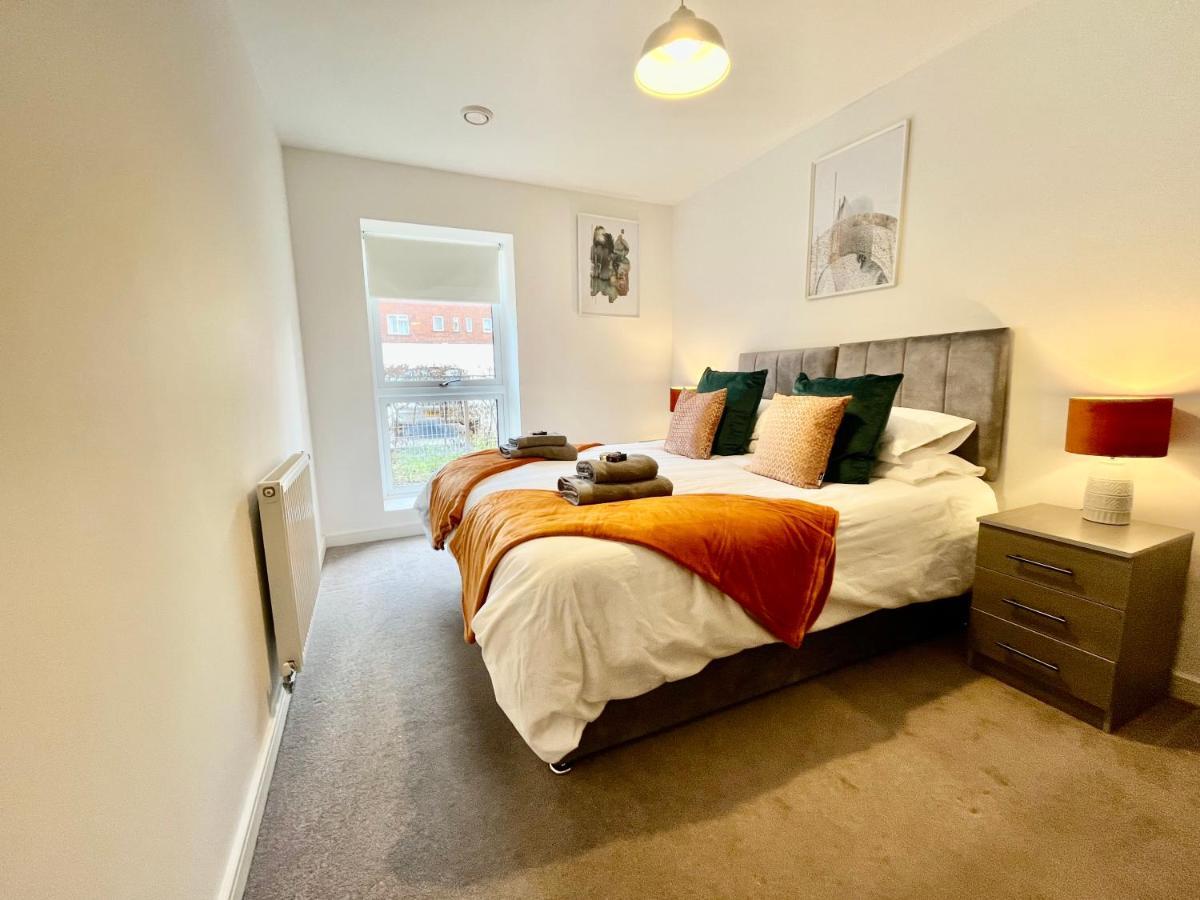 Spacious 2 Bed Ground Floor Apartment, Free Parking, Close To Historic Dockyard & Gunwharf Quays *