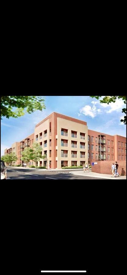 Spacious 2 Bed Ground Floor Apartment, Free Parking, Close To Historic Dockyard & Gunwharf Quays Apartment *