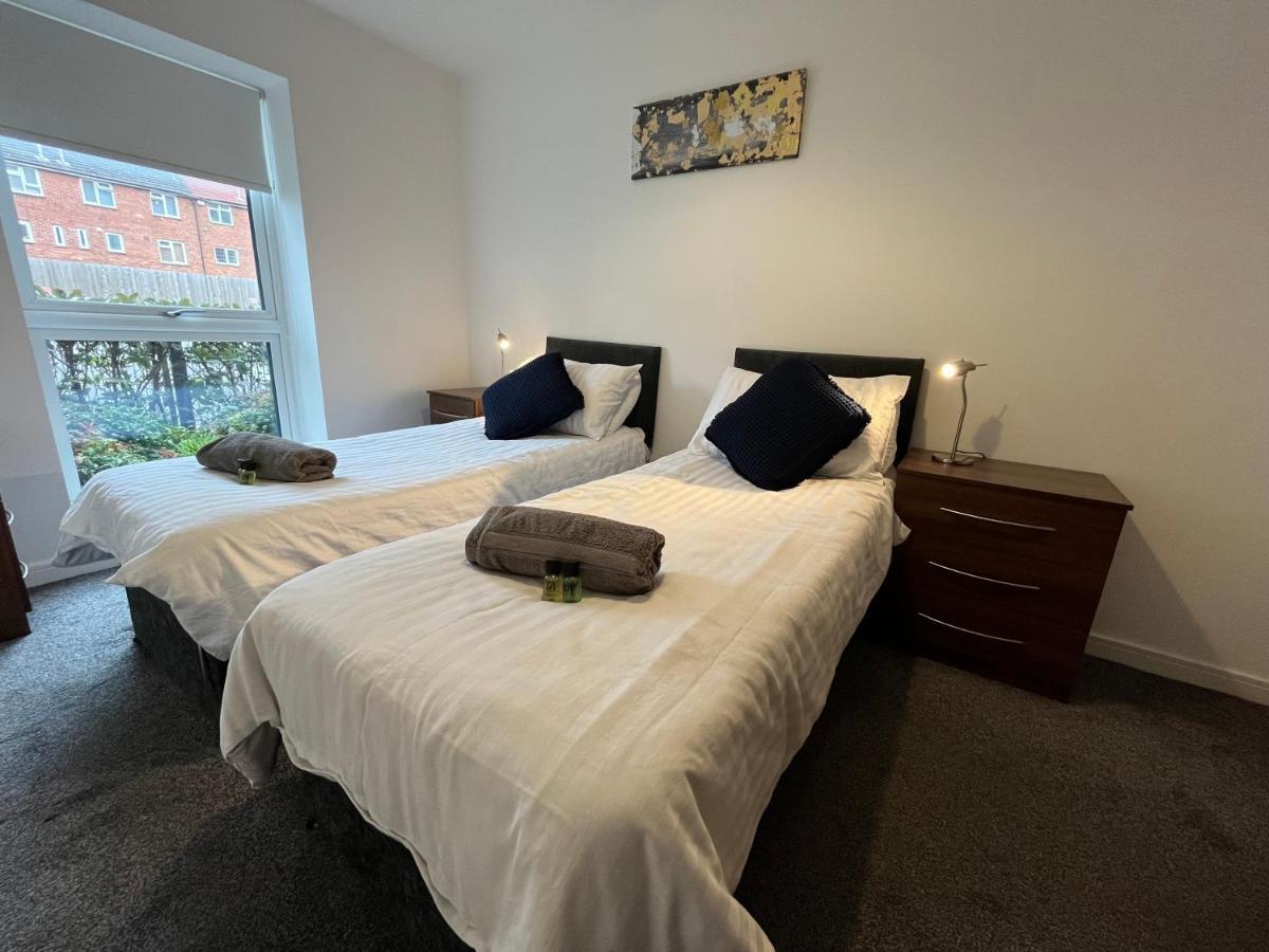 Coastal Comfort: Dual-bed Near Gunwharf Quays *