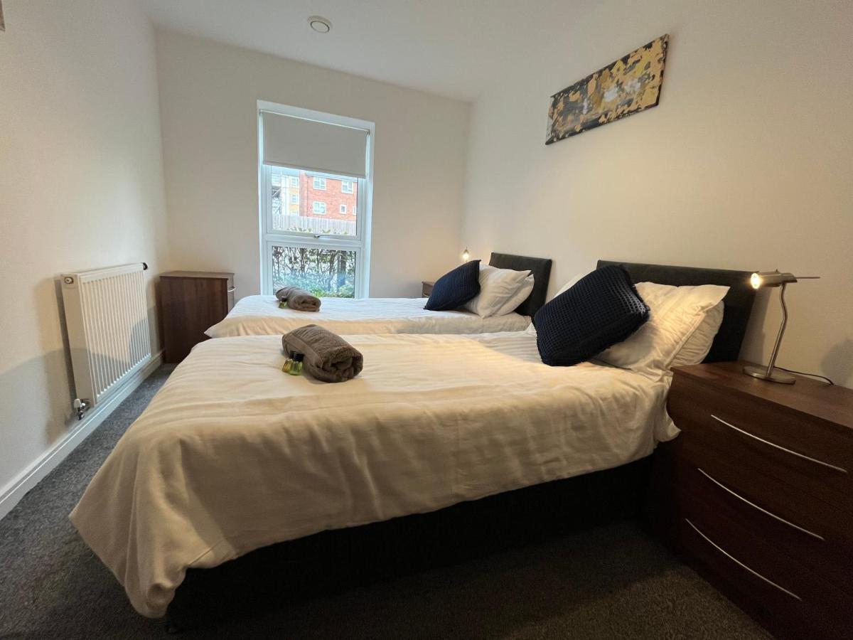 Coastal Comfort: Dual-bed Near Gunwharf Quays *