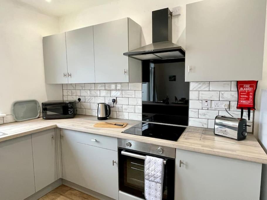 Apartment 3 Bedroom Getaway, Sleeps 6 *