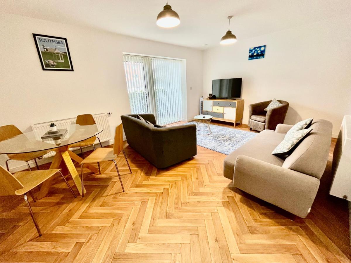 Coastal Comfort: Dual-bed Near Gunwharf Quays Apartment *
