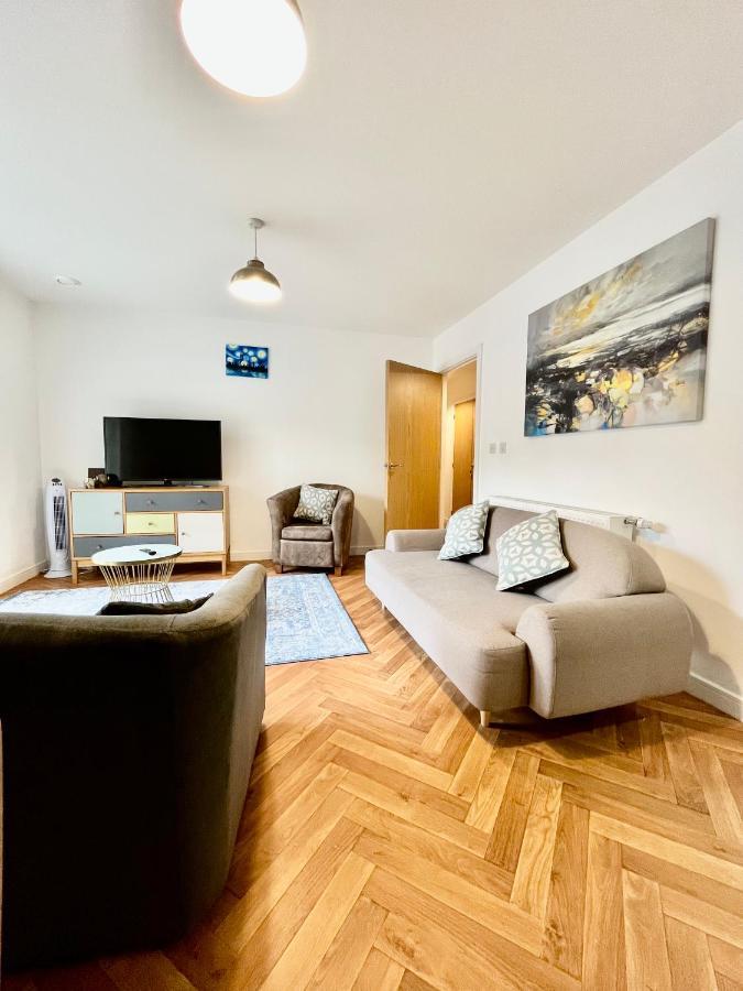 Coastal Comfort: Dual-bed Near Gunwharf Quays Portsmouth