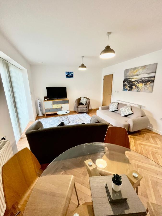 Coastal Comfort: Dual-bed Near Gunwharf Quays Portsmouth