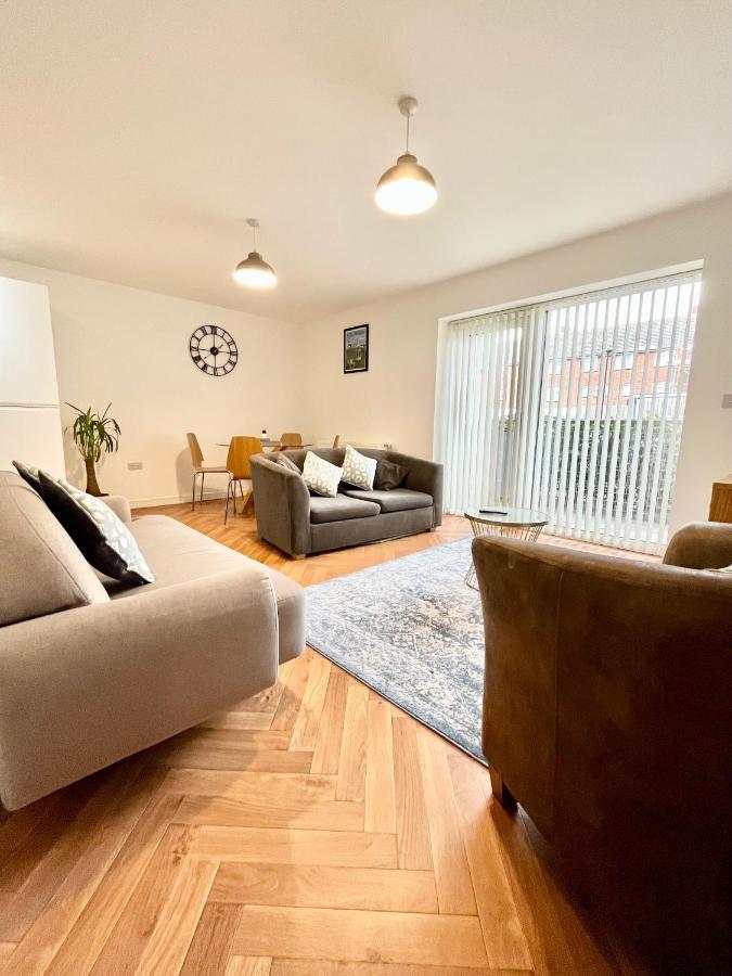 Coastal Comfort: Dual-bed Near Gunwharf Quays *