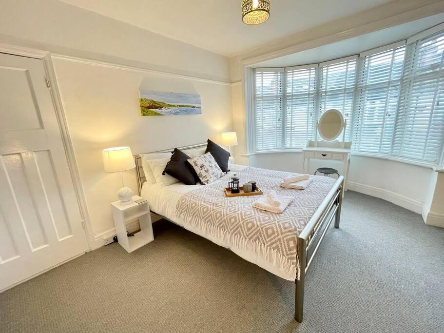3 Bedroom Getaway, Sleeps 6 *