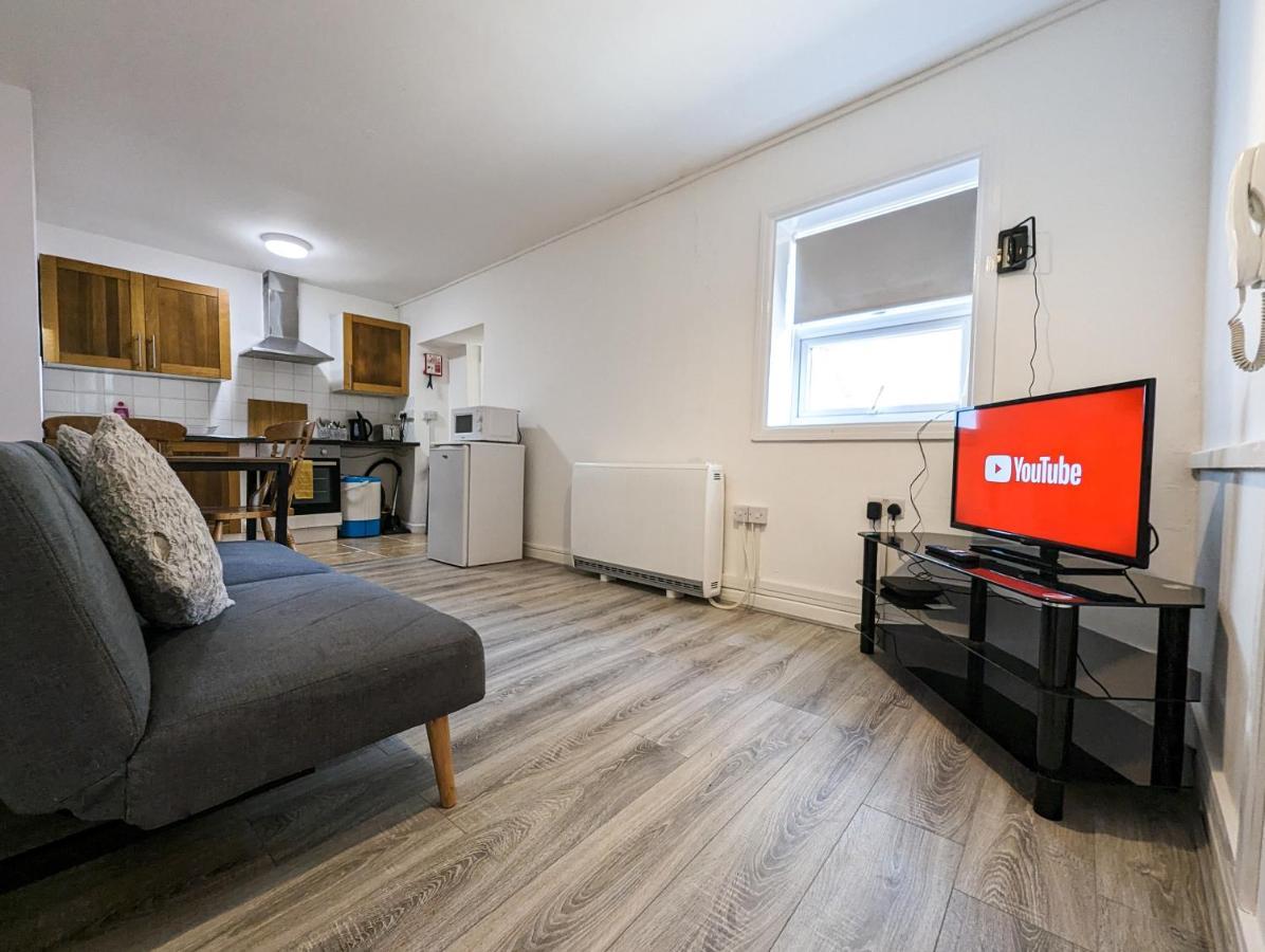 Apartment Cozy - With Private Kitchens & Bathrooms