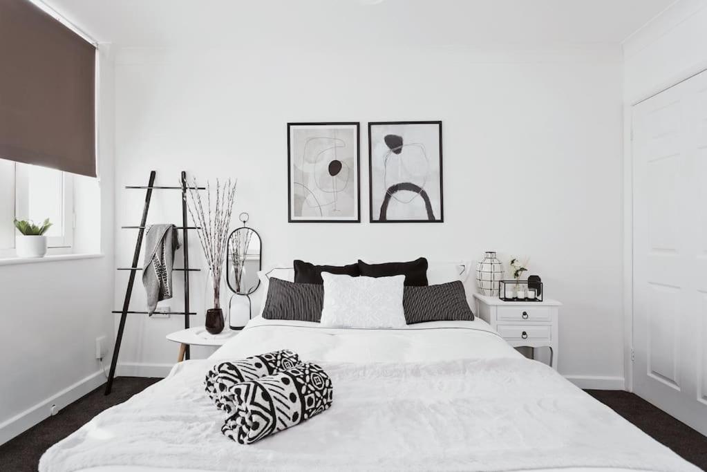 The Minimalist - Entire 1 Bed Flat Near Gunwharf Quays, Ground Floor Flat Private Entrance * Portsmouth