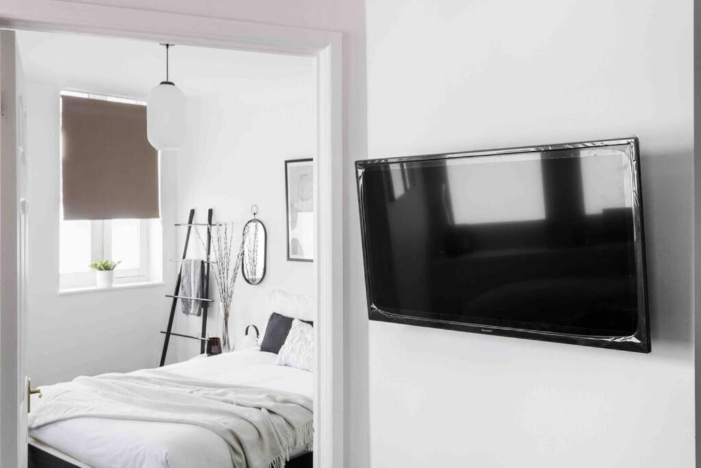 The Minimalist - Entire 1 Bed Flat Near Gunwharf Quays, Ground Floor Flat Private Entrance *