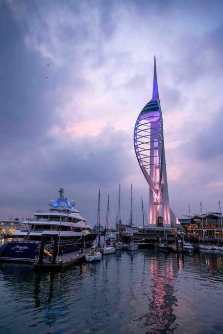 The Minimalist - Entire 1 Bed Flat Near Gunwharf Quays, Ground Floor Flat Private Entrance Apartment Portsmouth