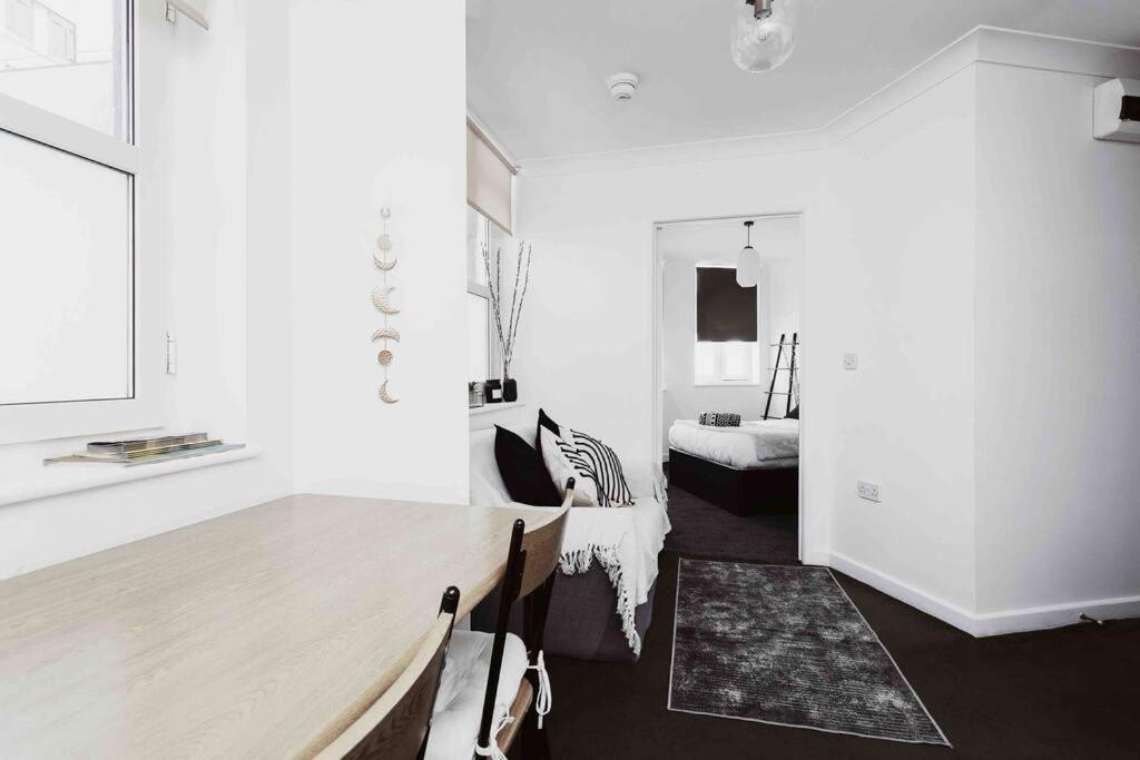 Apartment The Minimalist - Entire 1 Bed Flat Near Gunwharf Quays, Ground Floor Flat Private Entrance