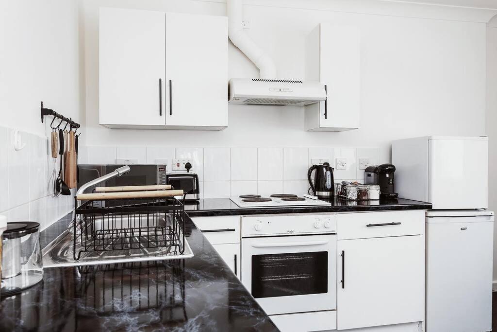 The Minimalist - Entire 1 Bed Flat Near Gunwharf Quays, Ground Floor Flat Private Entrance