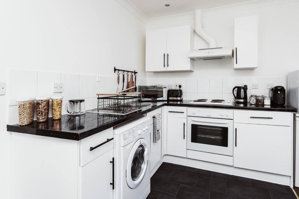 The Minimalist - Entire 1 Bed Flat Near Gunwharf Quays, Ground Floor Flat Private Entrance