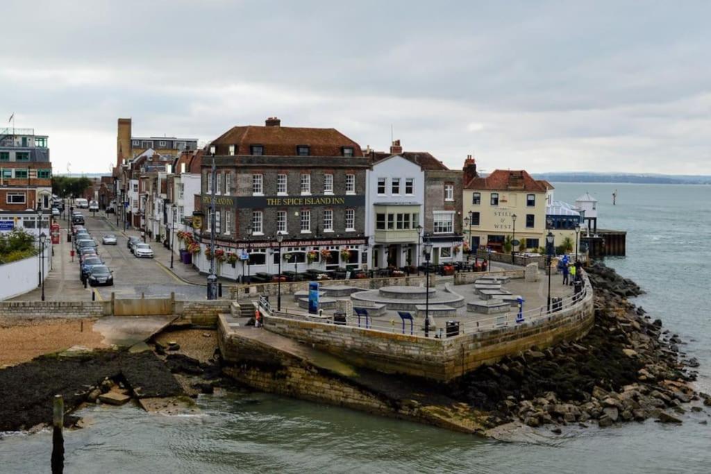 3 Bedroom Getaway, Sleeps 6 Apartment Portsmouth