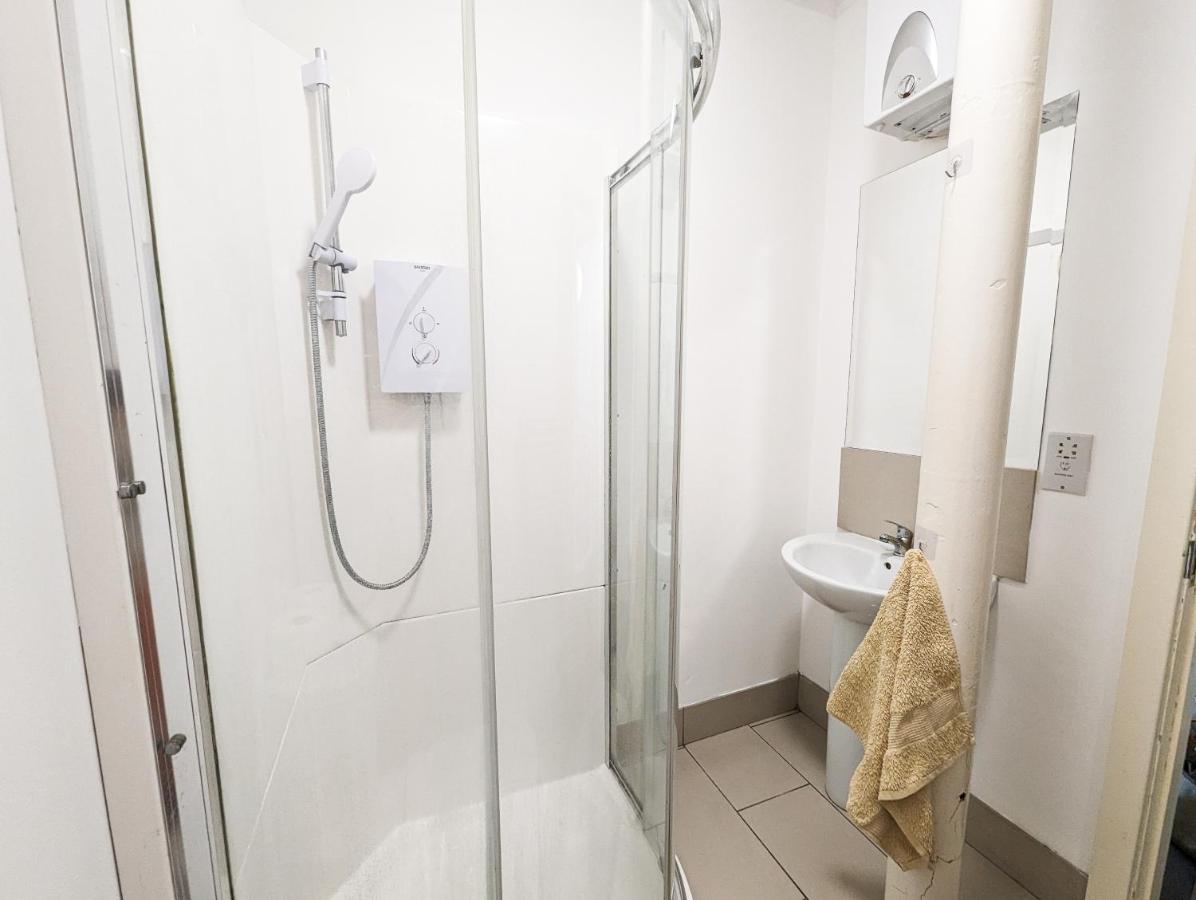 Cozy - With Private Kitchens & Bathrooms Apartment *