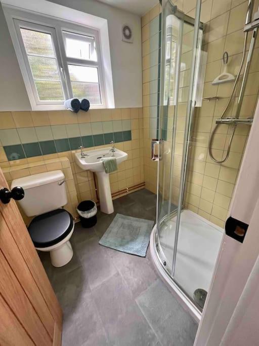 Spacious Semi-detached Southsea House, Free Parking On Drive