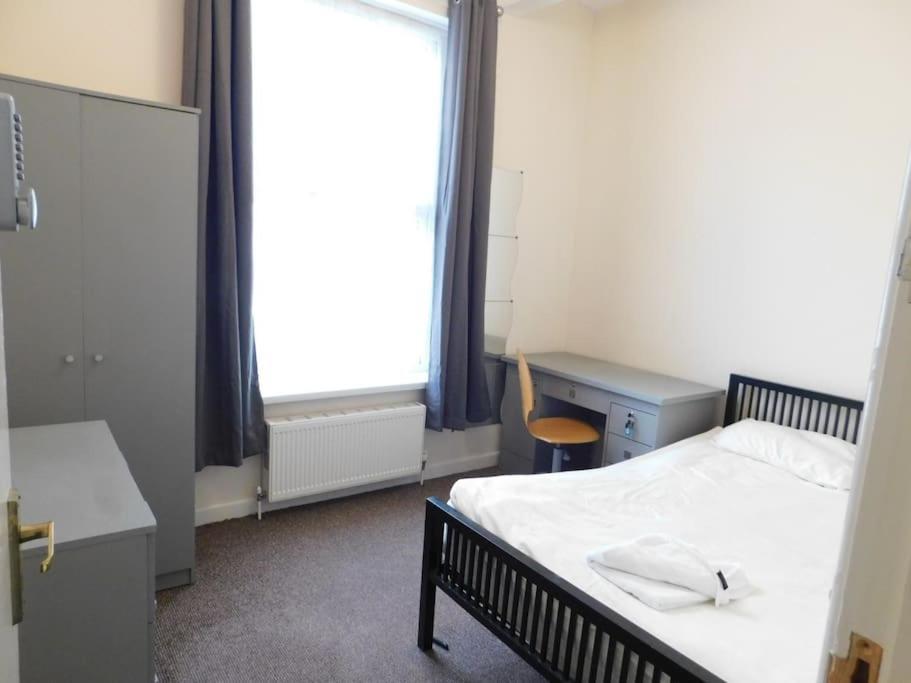 Town House Less Than 20 Mins Walk To The * Portsmouth