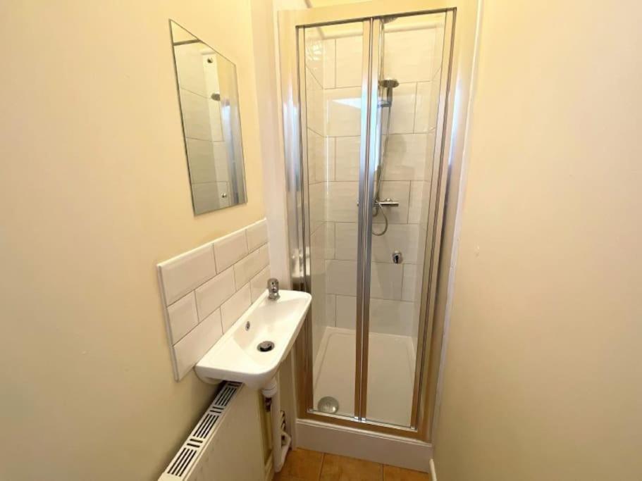 Town House Less Than 20 Mins Walk To The * Portsmouth
