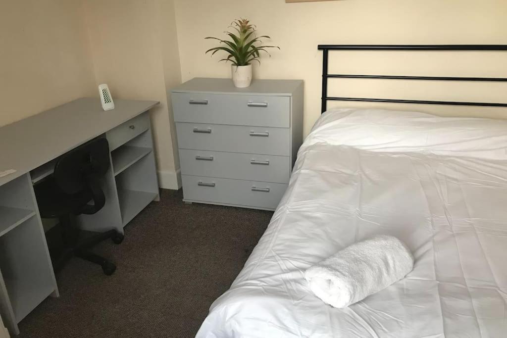 Town House Less Than 20 Mins Walk To The Holiday home *
